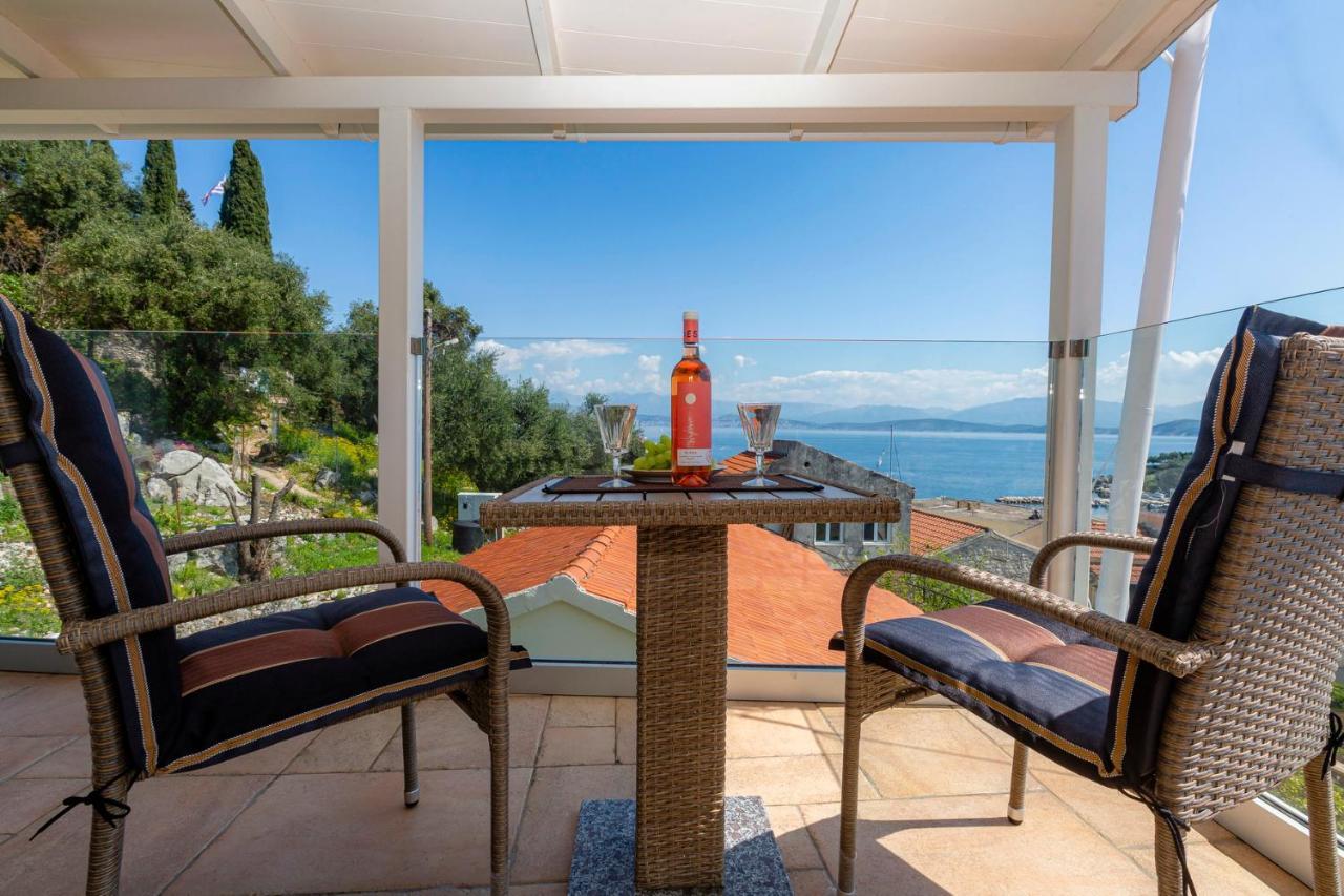 Solaris Methea- Luxury Central Villa By The Castle Kassiopi Exterior photo